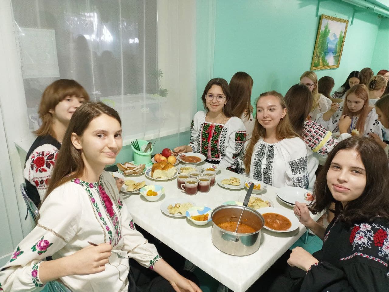 Ліцеїстки в їдальні під час обіду