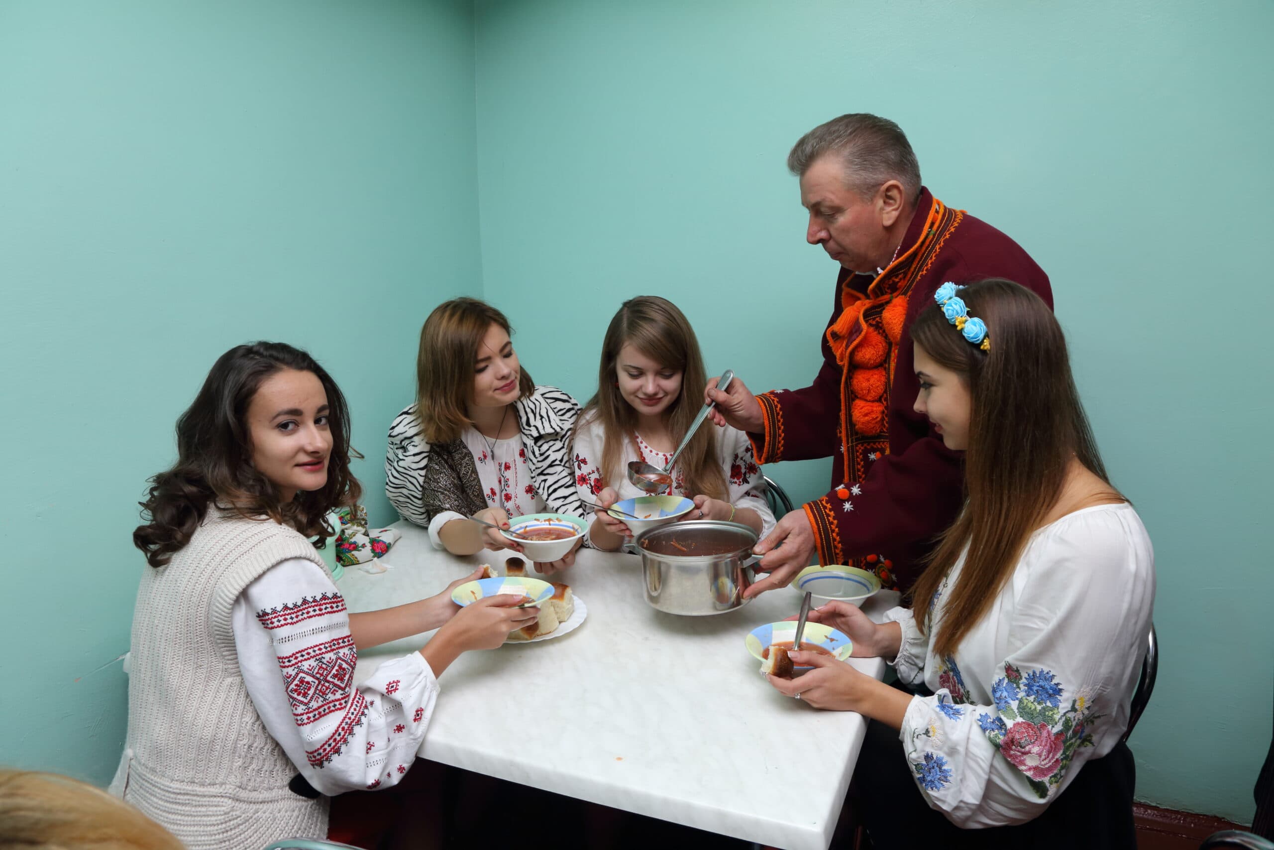 Обід у шкільній їдальні